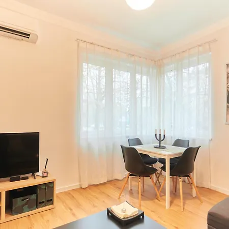 Vitosha Blvd Apt Steps From Ndk 아파트